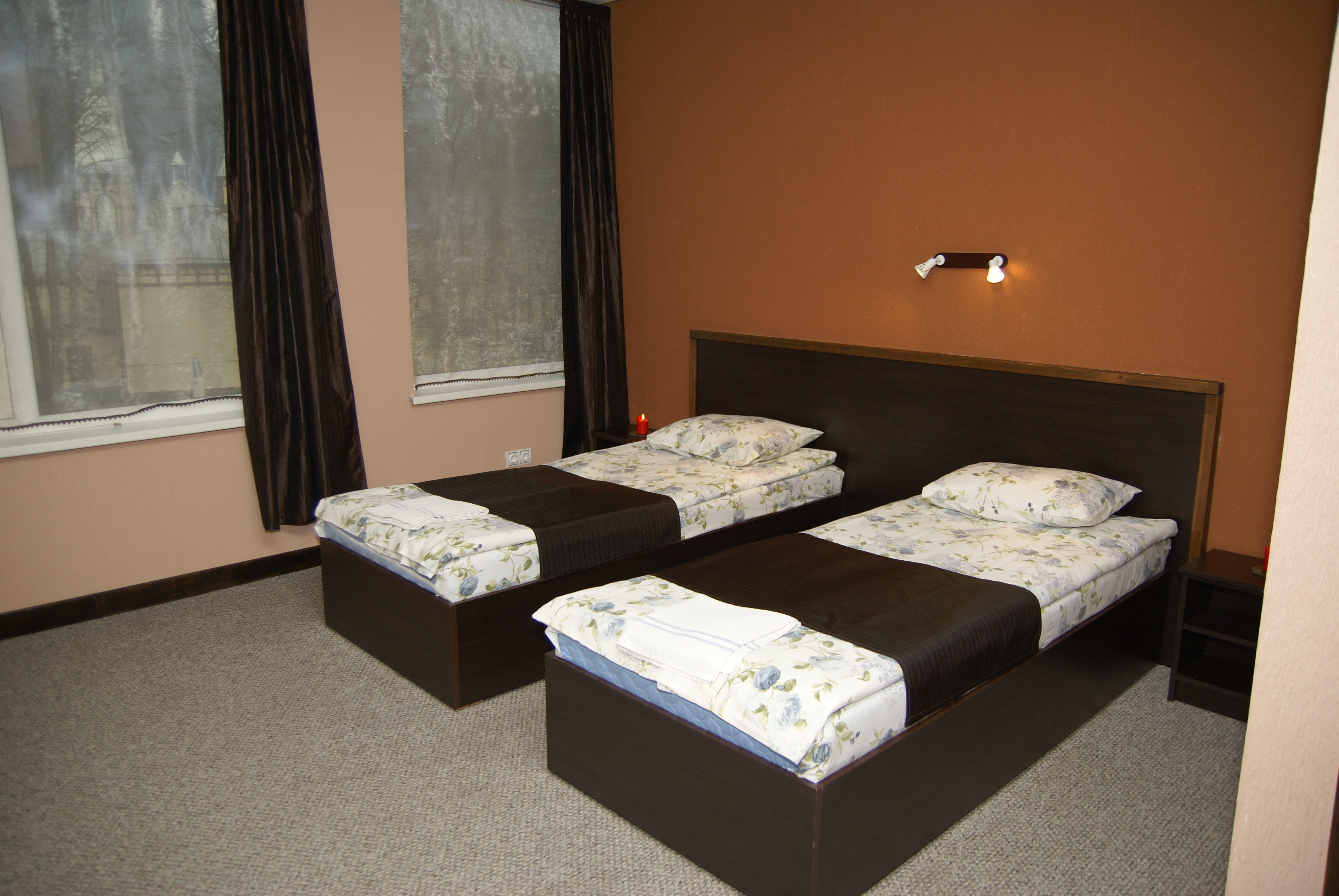 trivietis kambarys su lovomis
